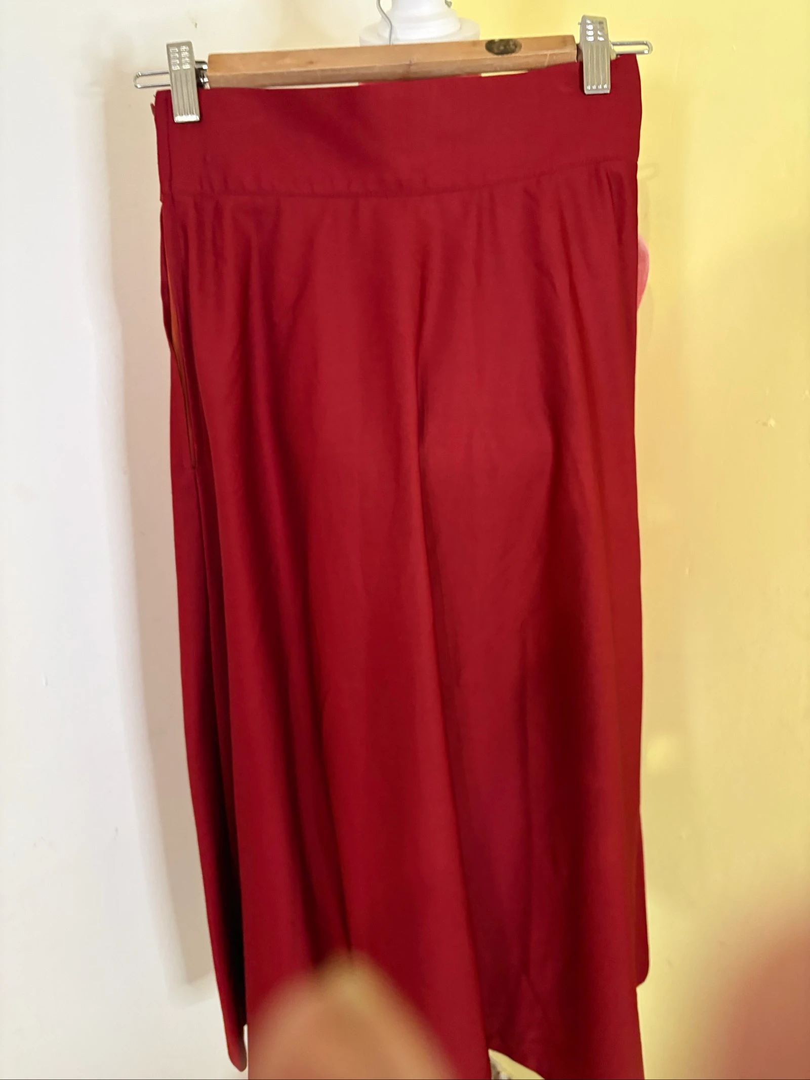Vloeurige rok met hoge taille, brede tailleband, A-lijn snit – photo 4